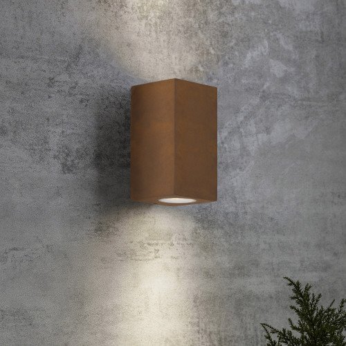 Buitenlamp Levi Up en Downlighter moderne wandlamp in roestbruine corten kleur als buitenverlichting